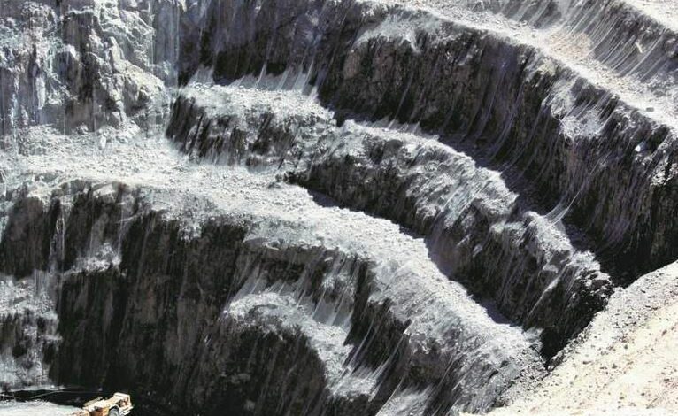 Preventing rockfalls on surface mines