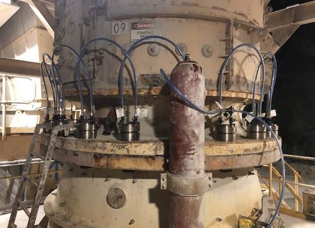 Safe and simultaneous tensioning of crusher outer shell nuts saves time and cost