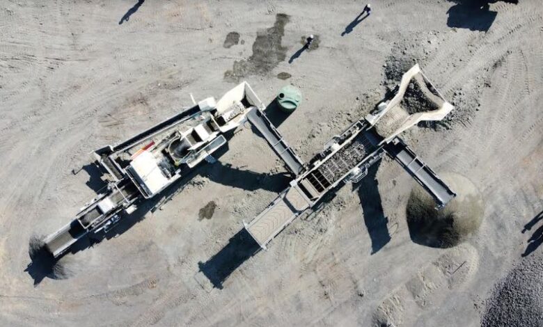 First Lokotrack LT200HPS with a hanging screen wins the day for Zizwe