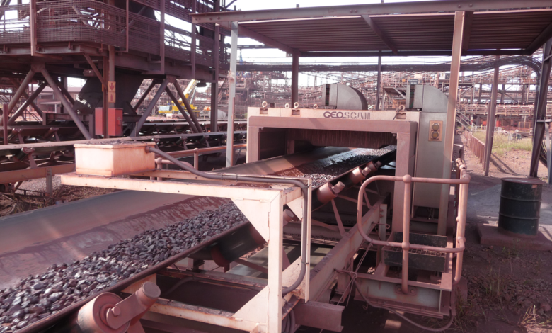 Cross-belt elemental analysis of minerals